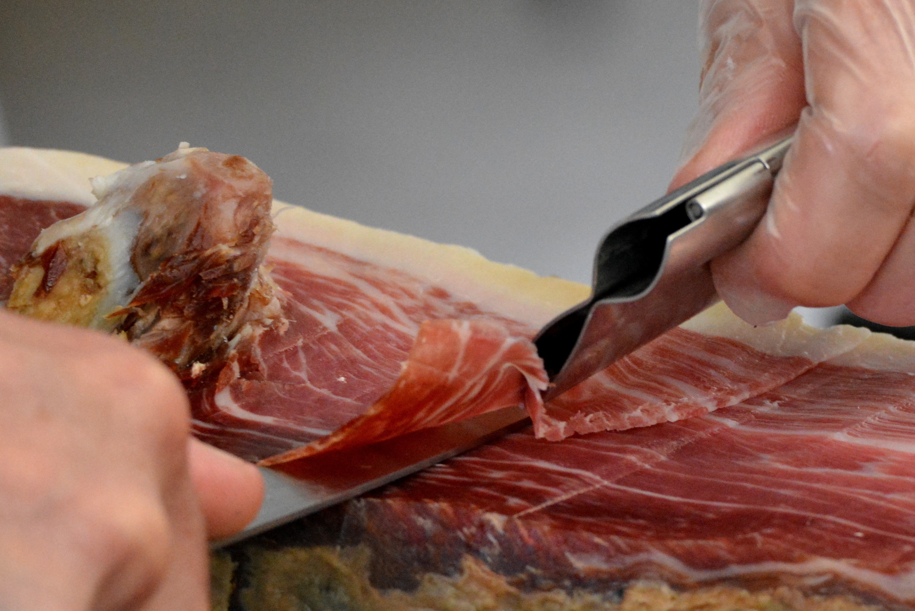 Maestro cortador loncheando jamón PETRA a cuchillo